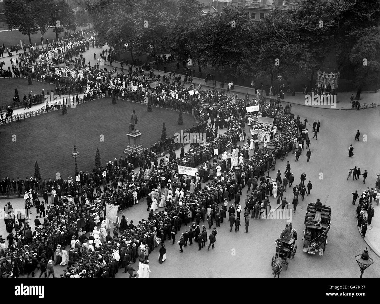 Una procesión de Suffragette pasando por la Plaza del Parlamento, Londres. Foto de stock