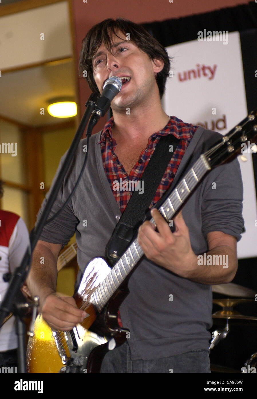 Carl Barat, de Dirty Pretty Things, actúa sobre el escenario en Pentonville Prison, al norte de Londres, donde él y su banda interpretó un concierto en ayuda de la caridad Wasted Youth. Foto de stock