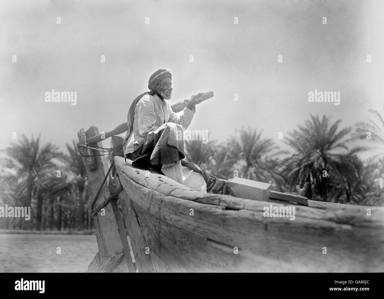 Un nativo de Basora impulsa un barco por el Shatt al-Arab. Foto de stock