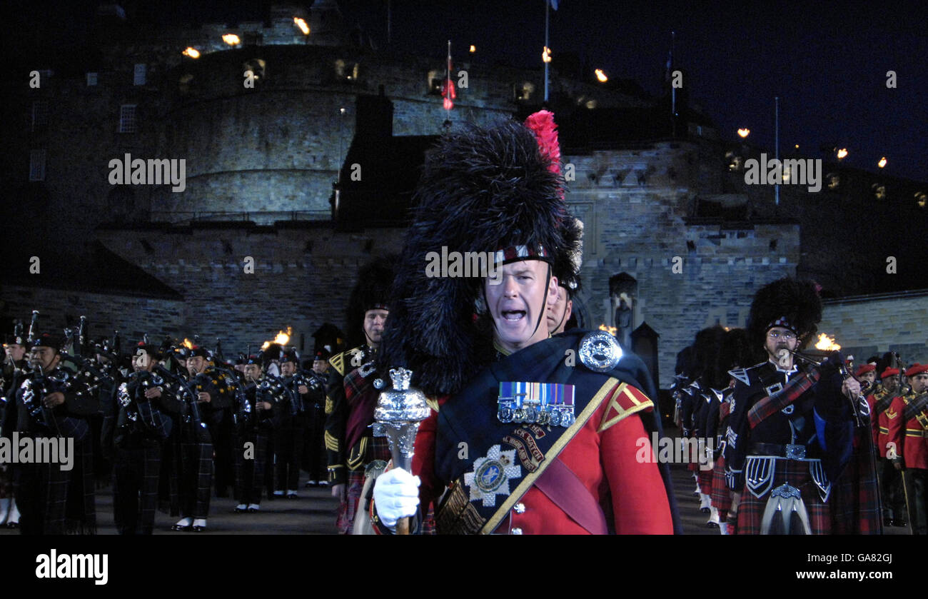 Las tuberías y tambores masajeados actúan durante el ensayo de vestuario del Tatudo Militar de Edimburgo en el Castillo de Edimburgo. Foto de stock