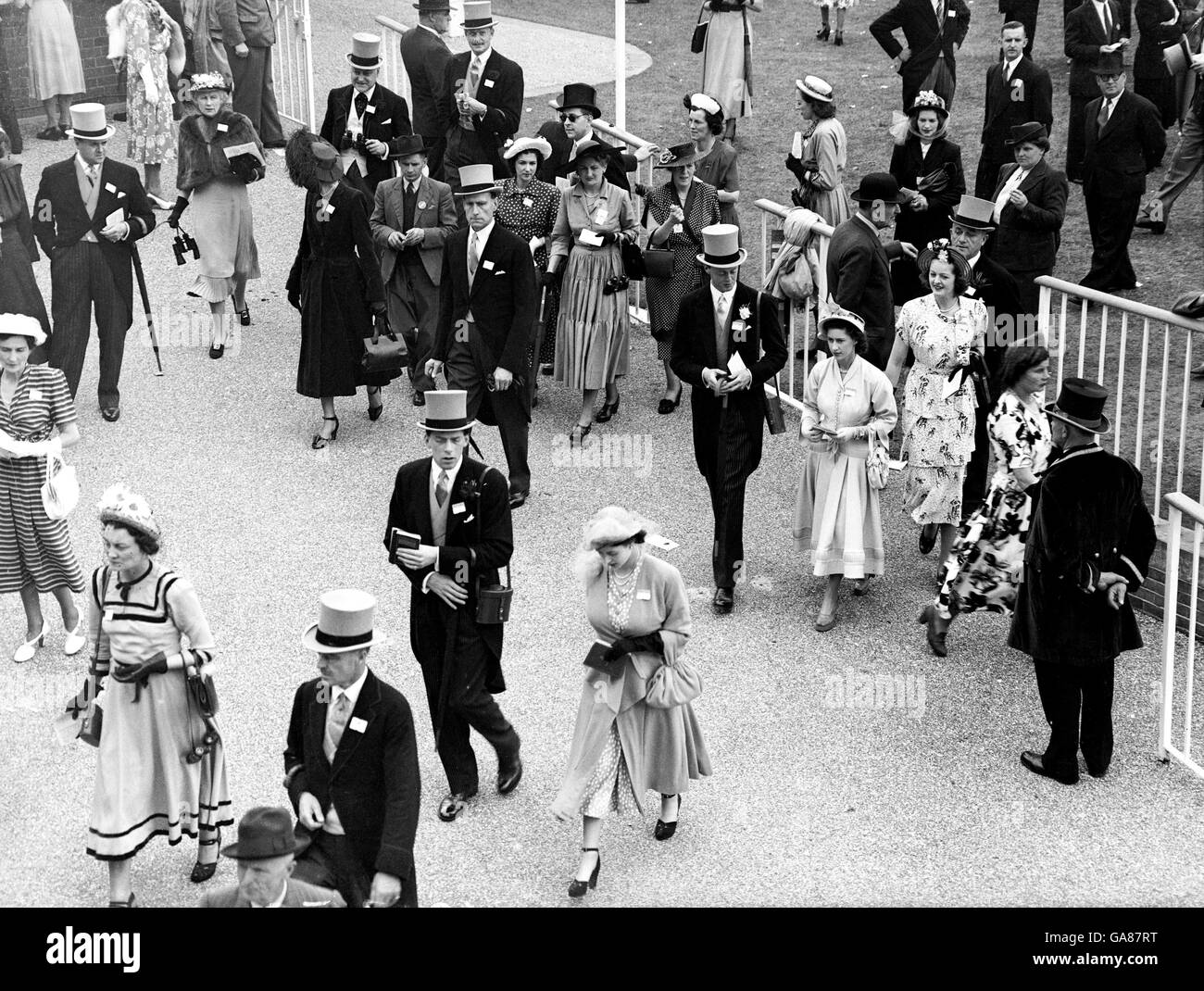 Las princesas Margaret y Elizabeth llegan a Royal Ascot Foto de stock