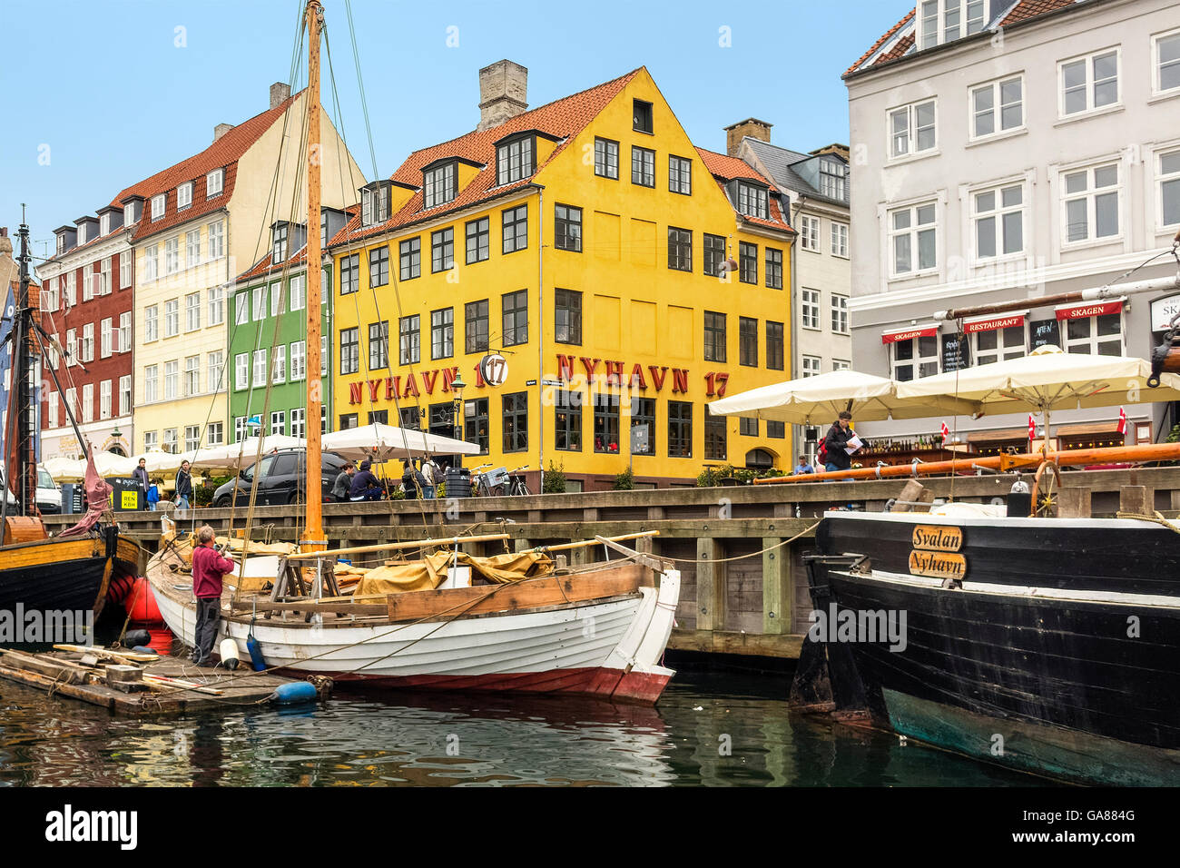 Los barcos en el Canal de Nyhavn Nyhavn, Copenhague, Dinamarca Foto de stock