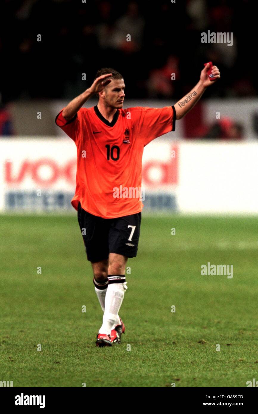 David Beckham, de Inglaterra, camina desde el campo después de intercambiar  camisas Con el compañero de equipo del club Ruud Van Nistelrooy Fotografía  de stock - Alamy