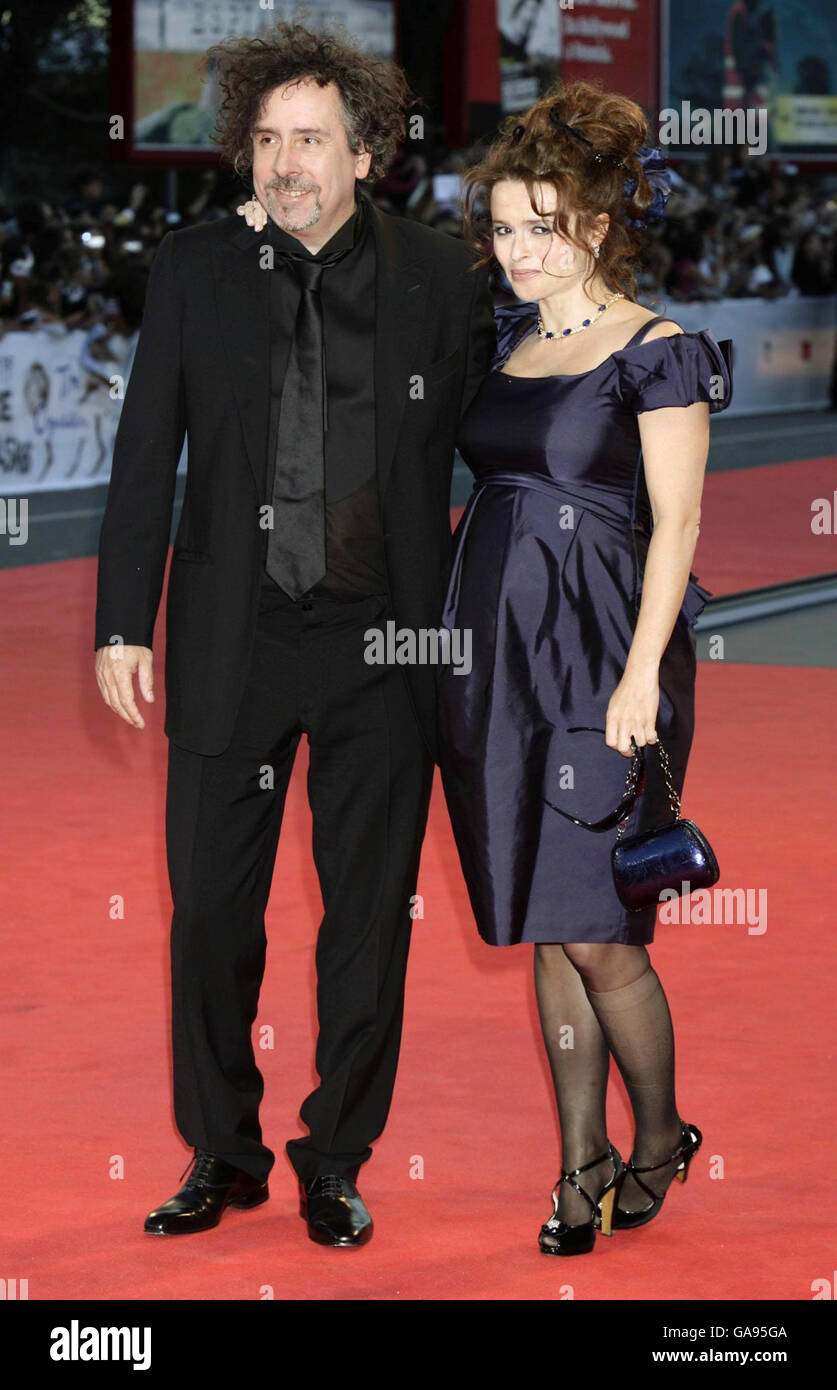 El director Tim Burton y su esposa Helena Bonham Carter llegan al estreno  de 'The Nightmare Before Christmas 3-D', por delante de su premio de logro  de por vida, en el Festival