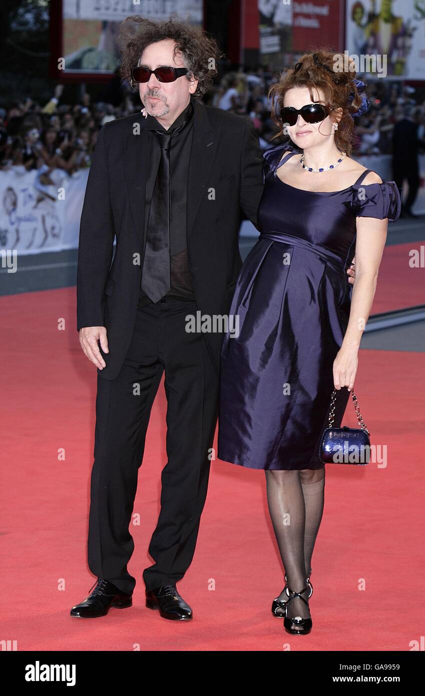 El director Tim Burton y su esposa Helena Bonham Carter llegan al estreno  de 'La pesadilla antes de Navidad 3-D', en el Festival de Cine de Venecia,  en Venecia, Italia Fotografía de