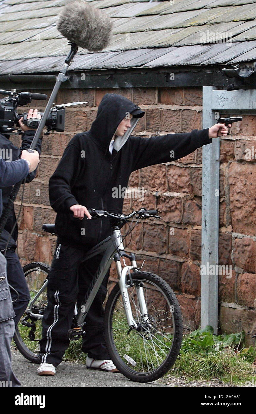Tripulaciones del programa de la BBC de Crimewatch filmaron una reconstrucción del asesinato de Rhys Jones, de 11 años, en las afueras del pub Fir Tree, Croxteth, Liverpool. Foto de stock