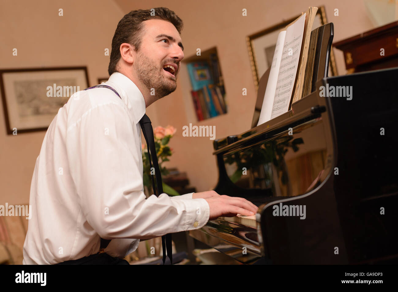 Retrato del artista de música tocando su piano Foto de stock