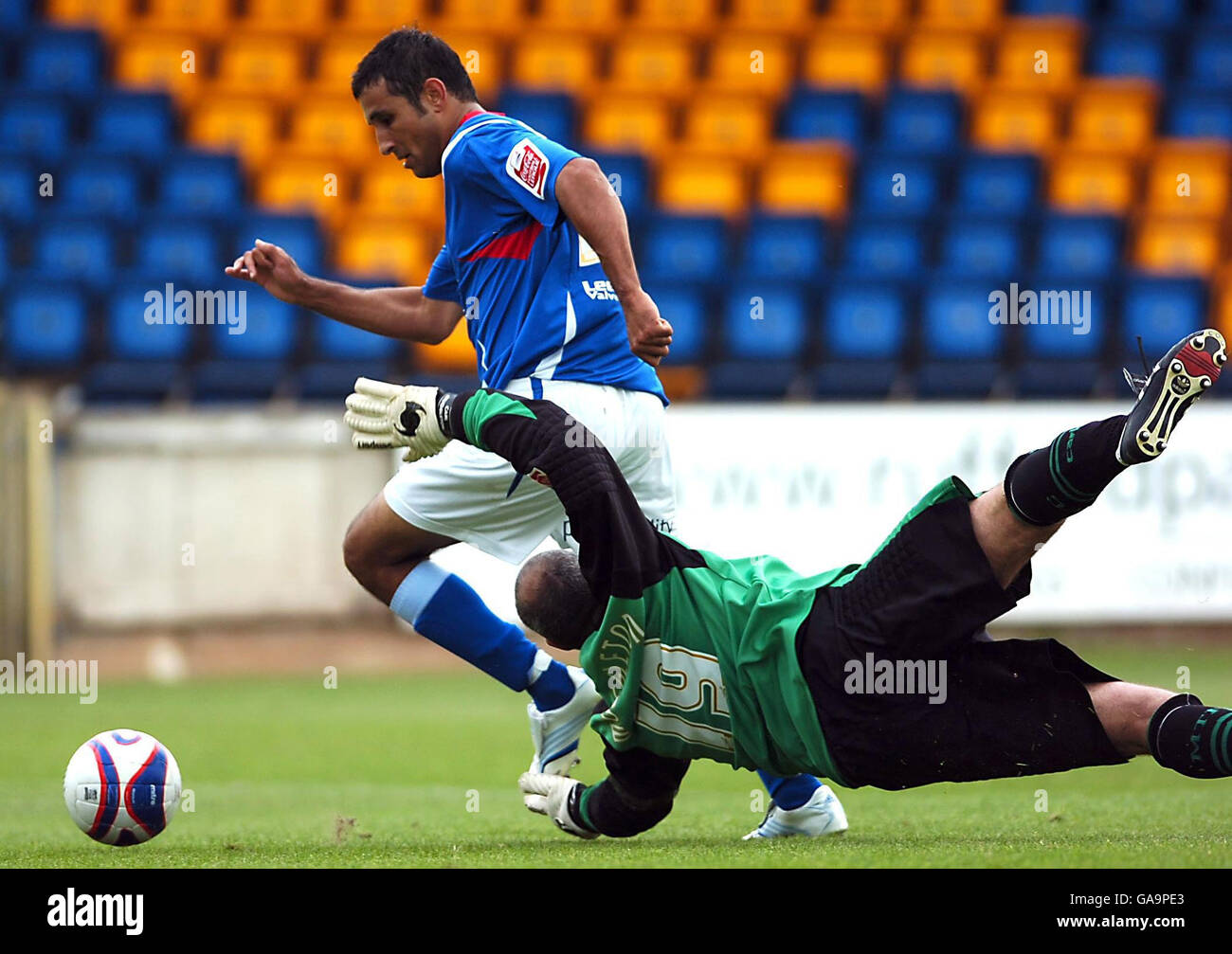 Jack Lester de Chesterfield marca el tercer gol durante el partido de dos de la Coca-Cola Football League en Field Mill, Mansfield. Foto de stock