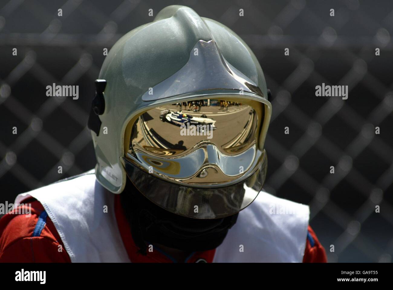 El reflejo del BMW Williams de Ralf Schumacher en casco de un bombero  Fotografía de stock - Alamy