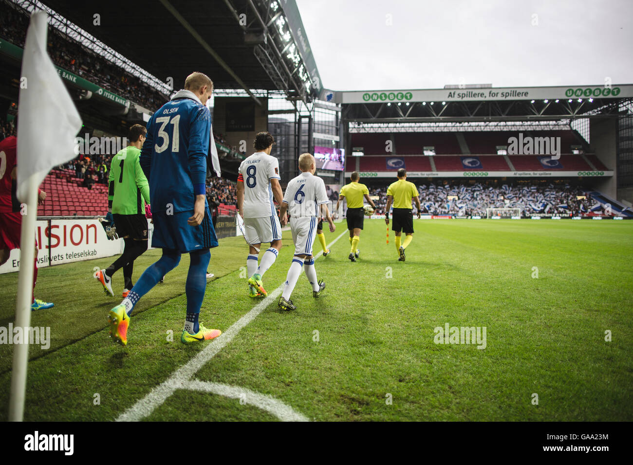 Dinamarca, Copenhague, el 3 de agosto de 2016. Los jugadores entran en Telia Parken durante la calificación de la Liga de Campeones de la UEFA partido entre el FC Copenhague y FC Astra Giurgiu. FC Copenhague ganó el partido 3-0 y a través de la ronda de play-off. Foto de stock