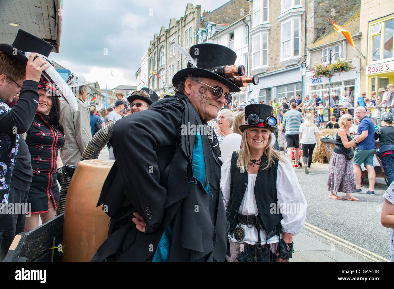Penzance, Cornwall, Reino Unido. El 5 de agosto de 2016. Steampunk soapbox derby en Penzance, comienza un día de fiesta que culminó en la transformación de los "gigantes" de un motor, más tarde en el día. Crédito: Simon Maycock/Alamy Live News Foto de stock