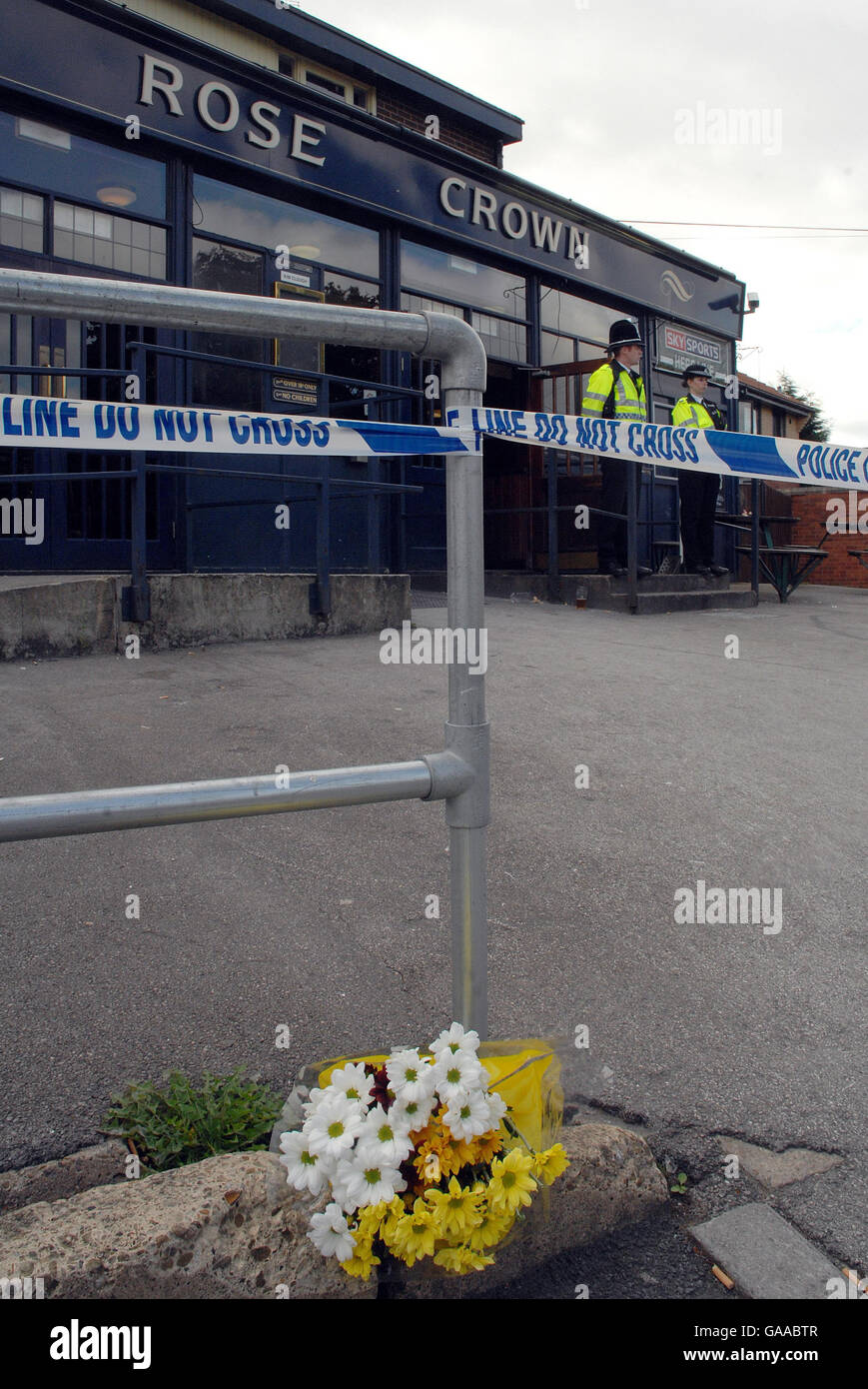 Un solo ramo de flores fuera del pub Rose & Crown, Burmantofts, Leeds, donde tuvo lugar un incidente anoche. Foto de stock
