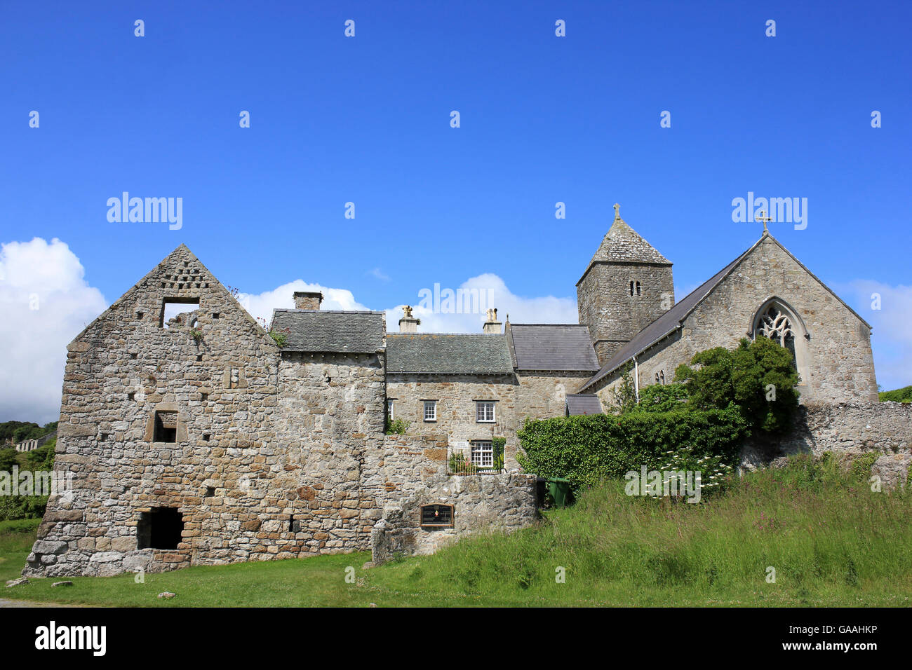 Penmon Priory y la Iglesia del siglo 12 de San Seiriol, Anglesey, Gales Foto de stock