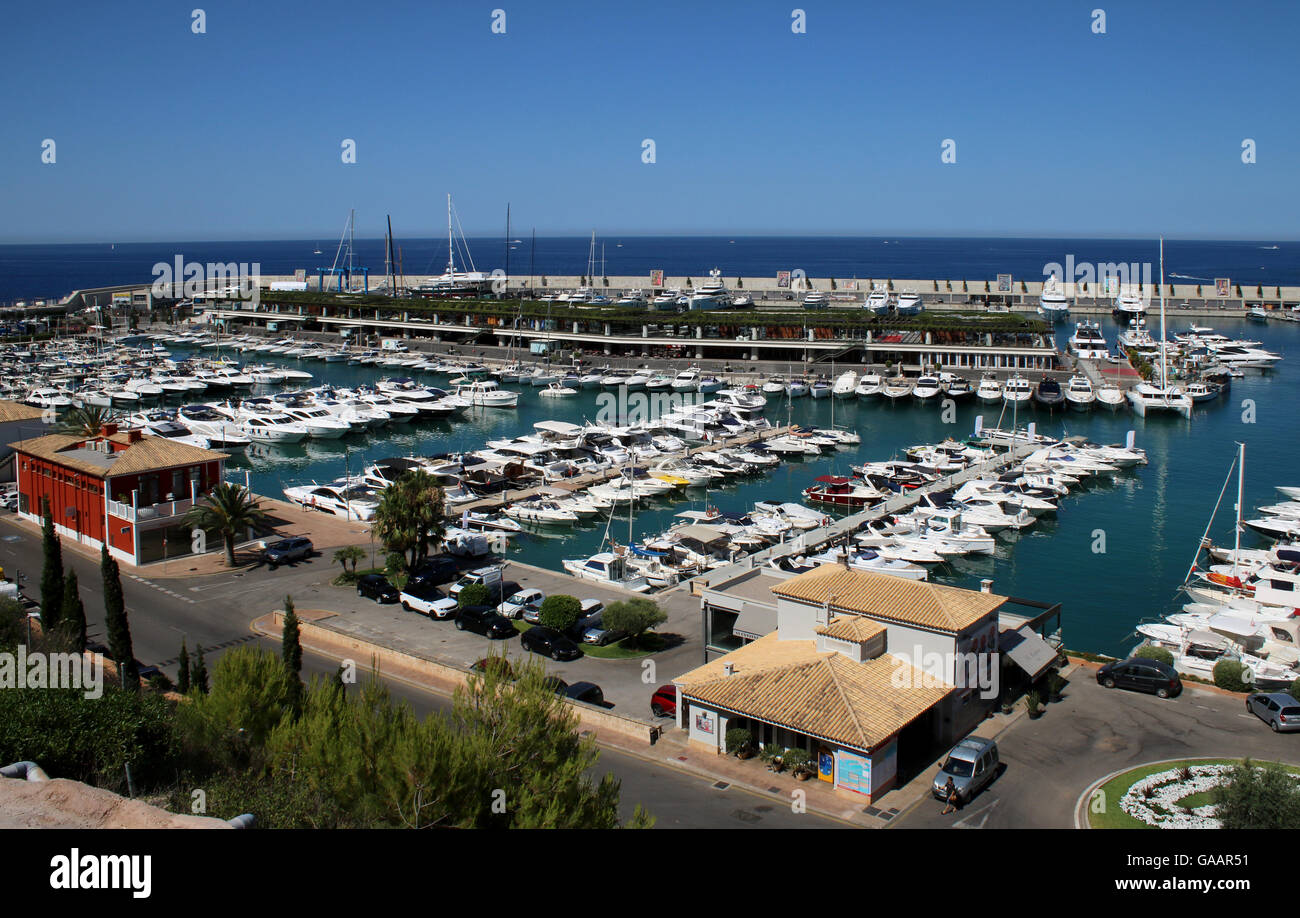 Ver más Port Adriano Marina - marina original en primer plano y Philippe Starck diseñó Superyacht Marina Foto de stock