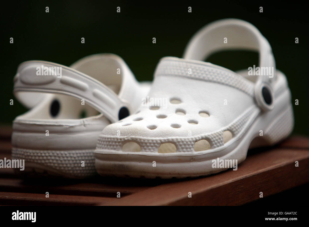 Un par de zapatos crocs fotografías e imágenes de alta resolución - Alamy