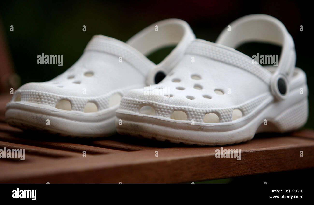 Miedo a la salud sobre Crocs. Una imagen de un par de zapatillas de estilo  Croc Fotografía de stock - Alamy