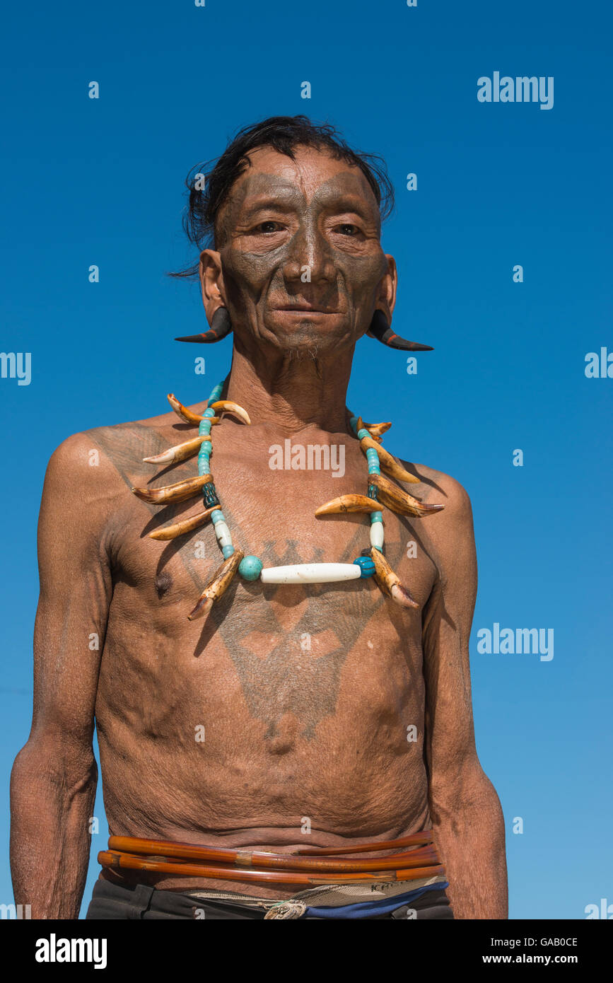 Naga Konyak tatuado Ang o jefe. Sólo alguien que ha matado y tomado una cabeza humana puede ser tatuadas en esta forma. Mon distrito. Nagaland, en el noreste de la India, de octubre de 2014. Foto de stock