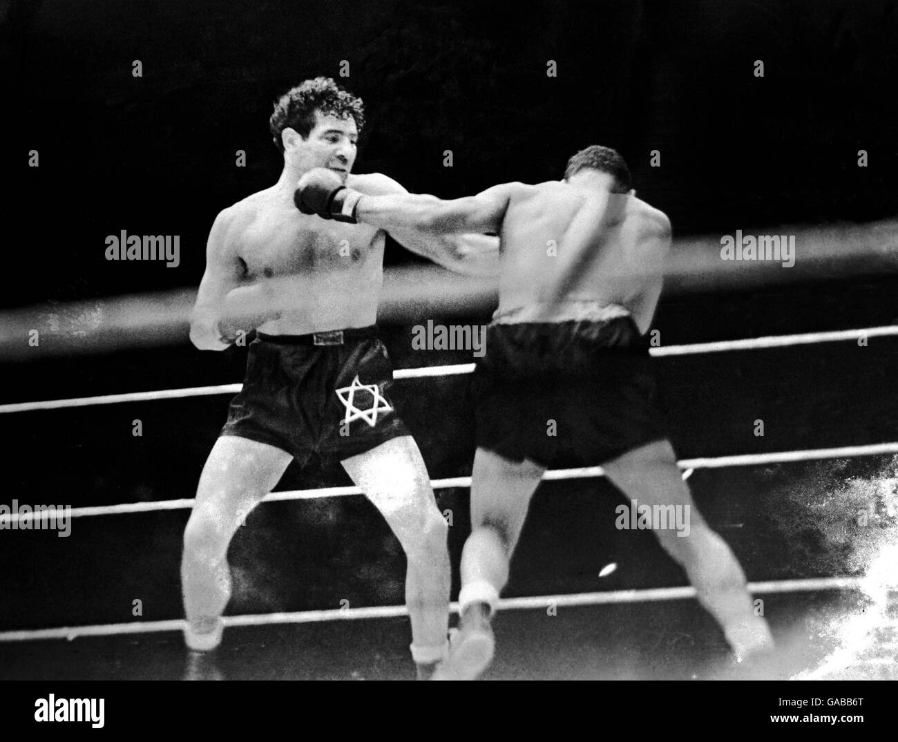 Acción de la lucha entre el ex campeón Max Baer (l) Y futuro campeón Joe Louis (r) Foto de stock