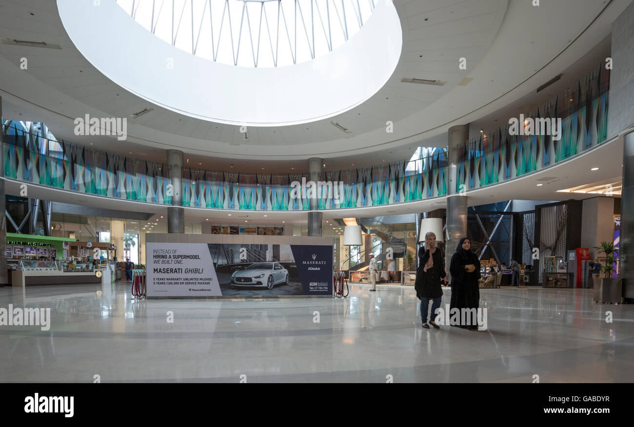 En Fashion Mall, el Centro de Comercio Mundial de Bahrein, Manama, Bahrein. Foto de stock