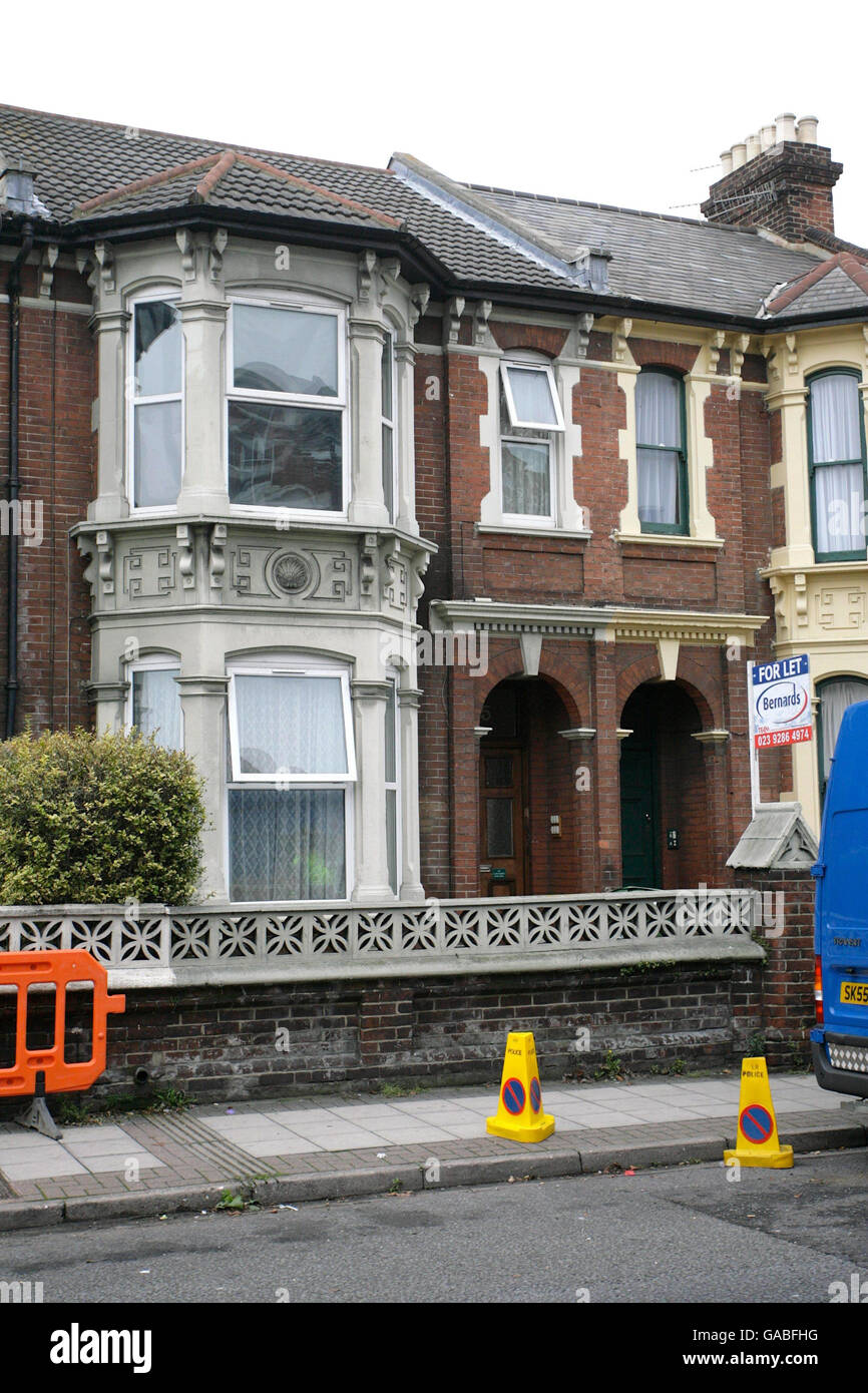 Vista general de una casa en Victoria Road North, en el área de Southsea de Hampshire, como se busca en relación con la desaparición del adolescente Vicky Hamilton hace 16 años. Foto de stock