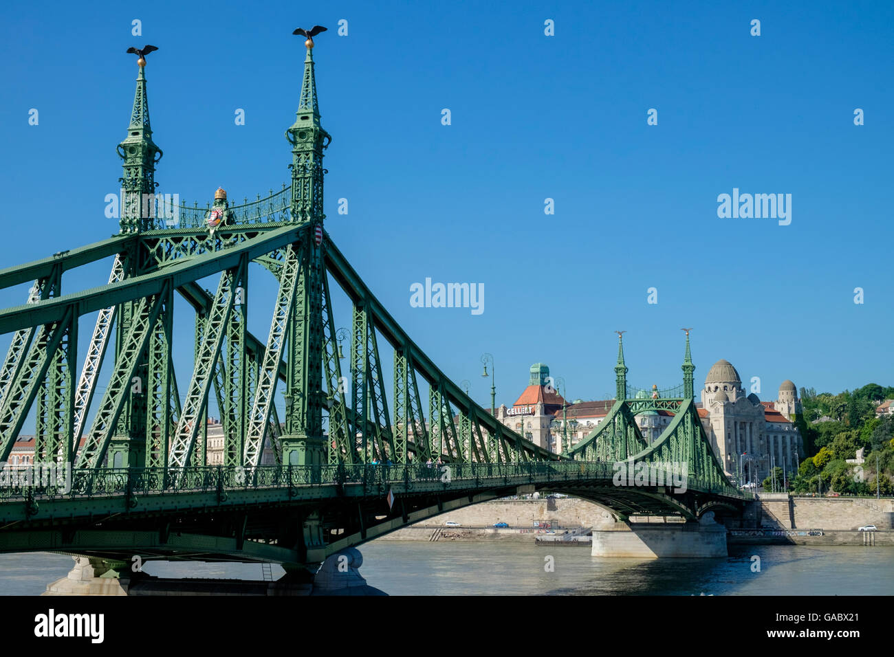 Puente Liberty (aka libertad Puente), un voladizo el puente del braguero, conectando a Buda y Pest, central en Budapest, Hungría Foto de stock