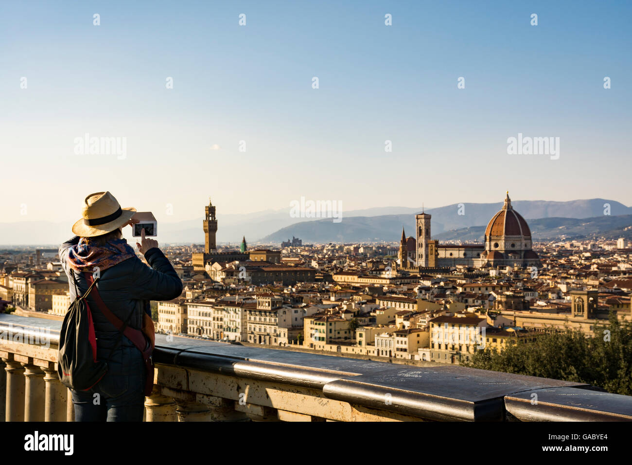 Turista fotografiando a Florencia desde Piazzale Michelangelo, Italia Foto de stock