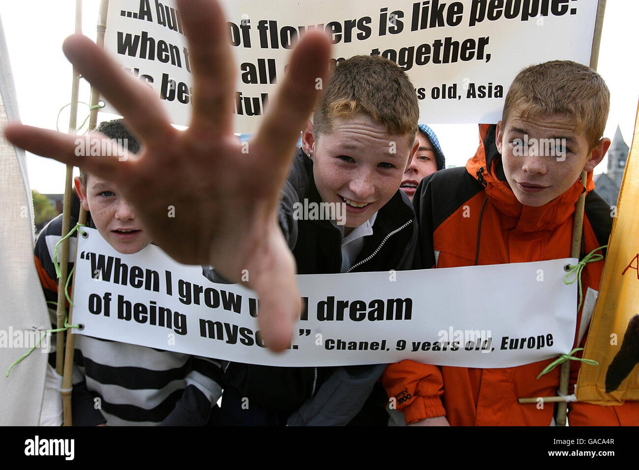 Alan Melia, Jamie Corcoran, Luke Wilson y Jamie Curtis, de Ballyfermott, niños de 13 años, en un evento cerca del Monumento Irlandés a la hambruna en los muelles del centro de la ciudad de Dublín para conmemorar el día de las Naciones Unidas para la Erradicación de la pobreza Mundial. Foto de stock