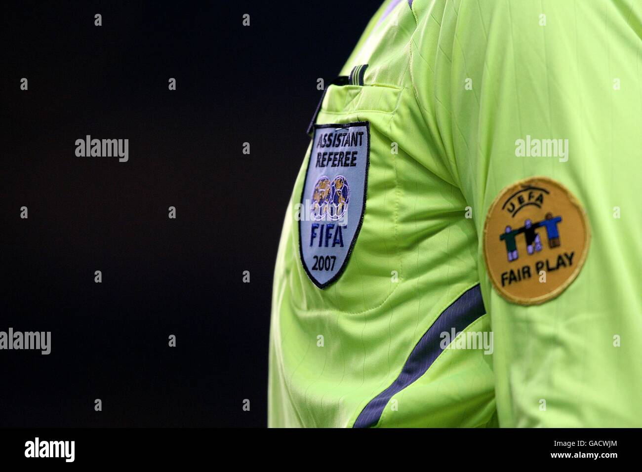 Insignias oficiales de FIFA y UEFA Fair Play en la camiseta del árbitro  asistente Fotografía de stock - Alamy