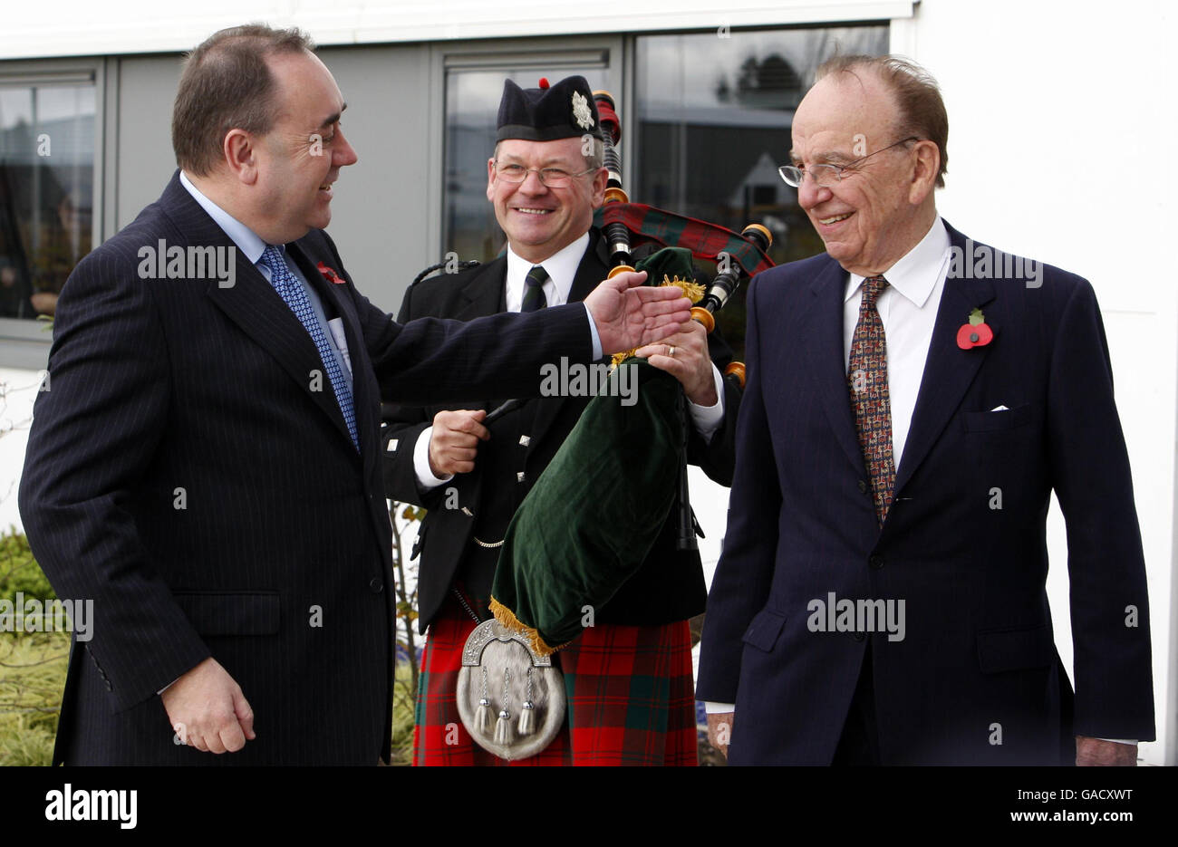 El primer ministro de Escocia, Alex Salmond, y el magnate de los medios de comunicación Rupert Murdoch (izquierda) comparten una broma durante la apertura de la planta de impresión Eurocentral de News International en Motherwell, Escocia. Foto de stock
