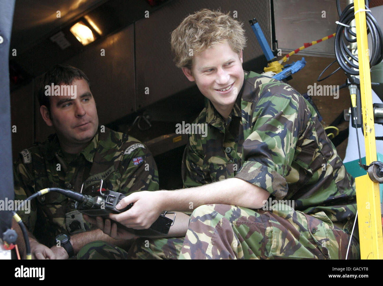 El Príncipe Harry (derecha) conduce una unidad móvil de evacuación remota de bombas durante su visita al escuadrón de buceo de la flota de la Royal Navy en la Isla Horsea en Portsmouth, donde llevó a cabo una cierta ingeniería submarina. Foto de stock