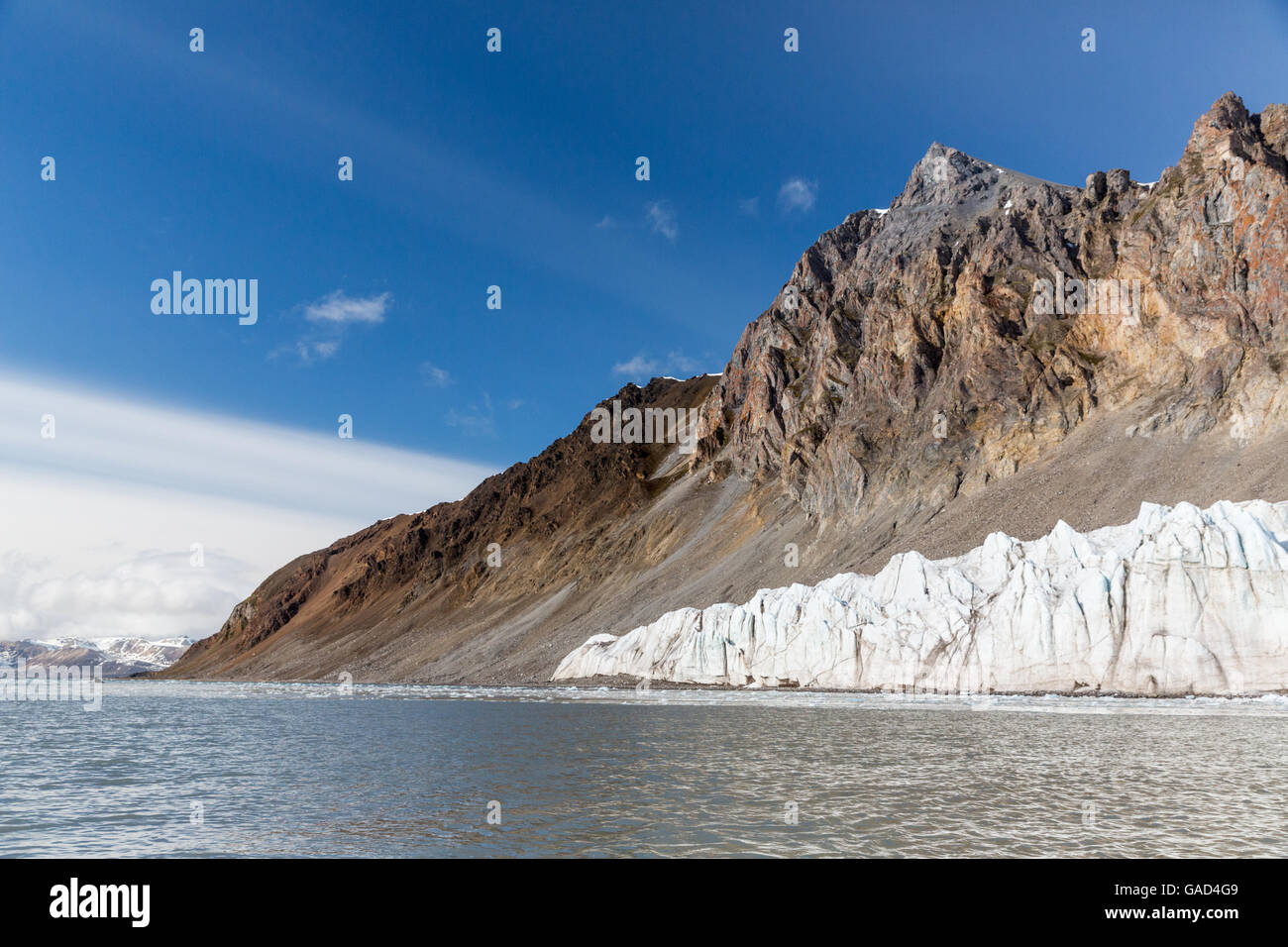 Morrena lateral y lengüeta pequeña de 14 de julio de glaciar, Kongsfjorden, Spitsbergen, Noruega. Retiro debido al calentamiento global evidente Foto de stock