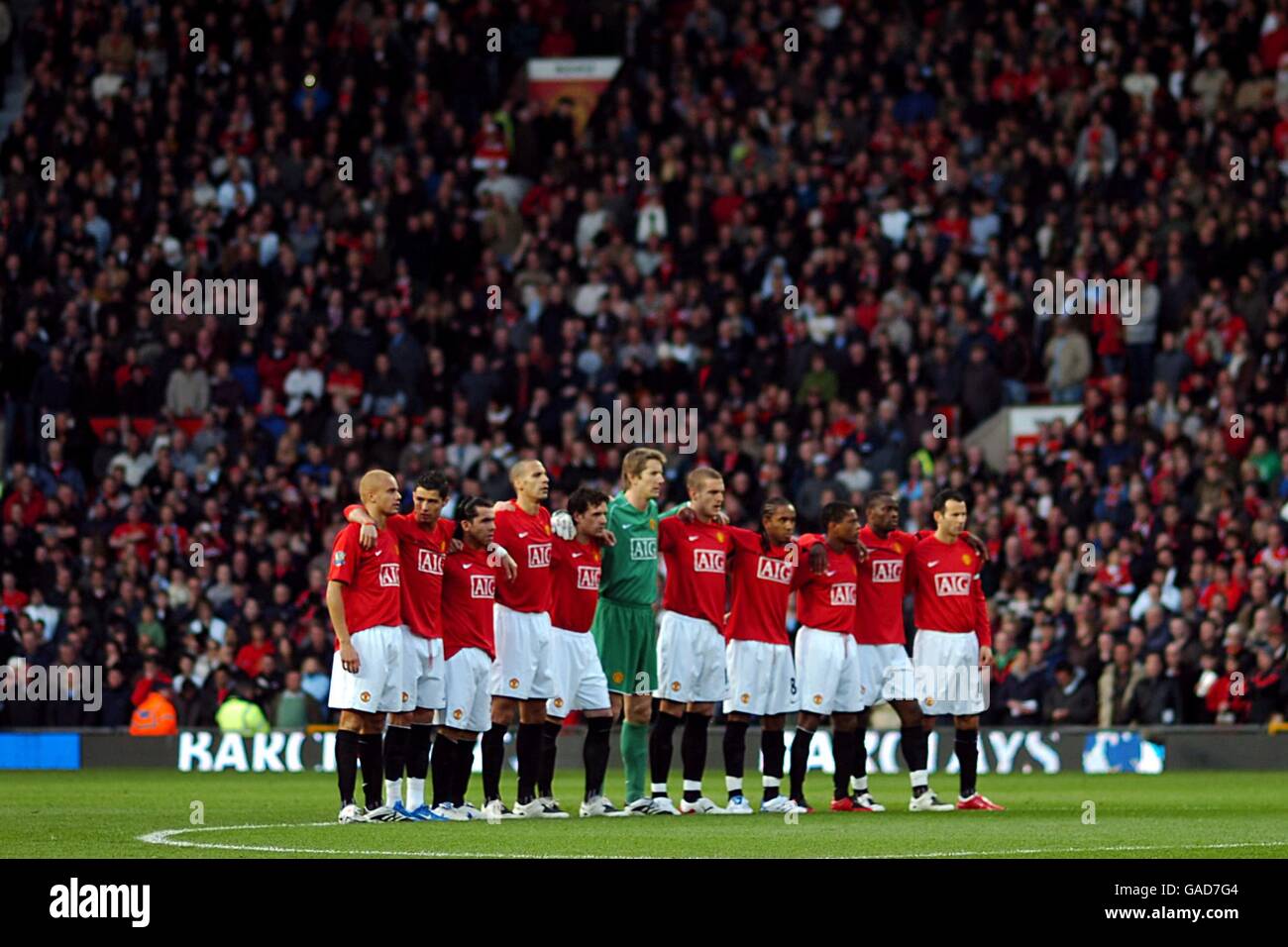 El domingo de recuerdo, los jugadores del Manchester United guardan un  minuto de silencio antes de comenzar el partido Fotografía de stock - Alamy