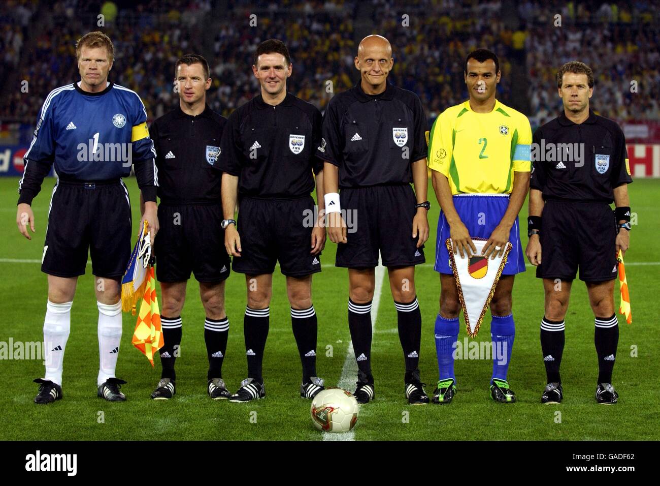 L r match officials fotografías e imágenes de alta resolución - Alamy