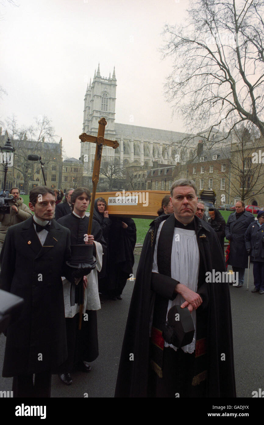 Llevar un ataúd para simbolizar los 'Últimos ritos de la Iglesia de Inglaterra'. Ecclesia, dirigida por el Padre Francis Bown, organizó la protesta el día de la reunión general del Sínodo en Westminster. Foto de stock