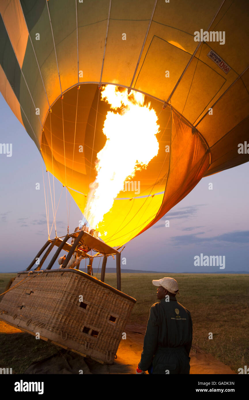Llenar el globo con aire caliente antes de despegar, balloon safari, el Parque nacional Serengeti, Tanzania Foto de stock