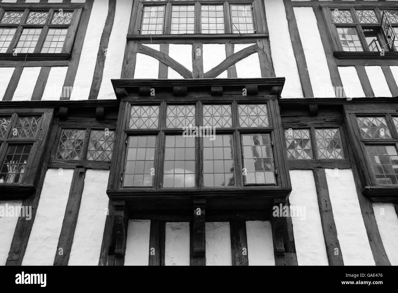 Vidrieras emplomadas y entramado de madera en la construcción de un edificio en Canterbury, Inglaterra. Foto de stock