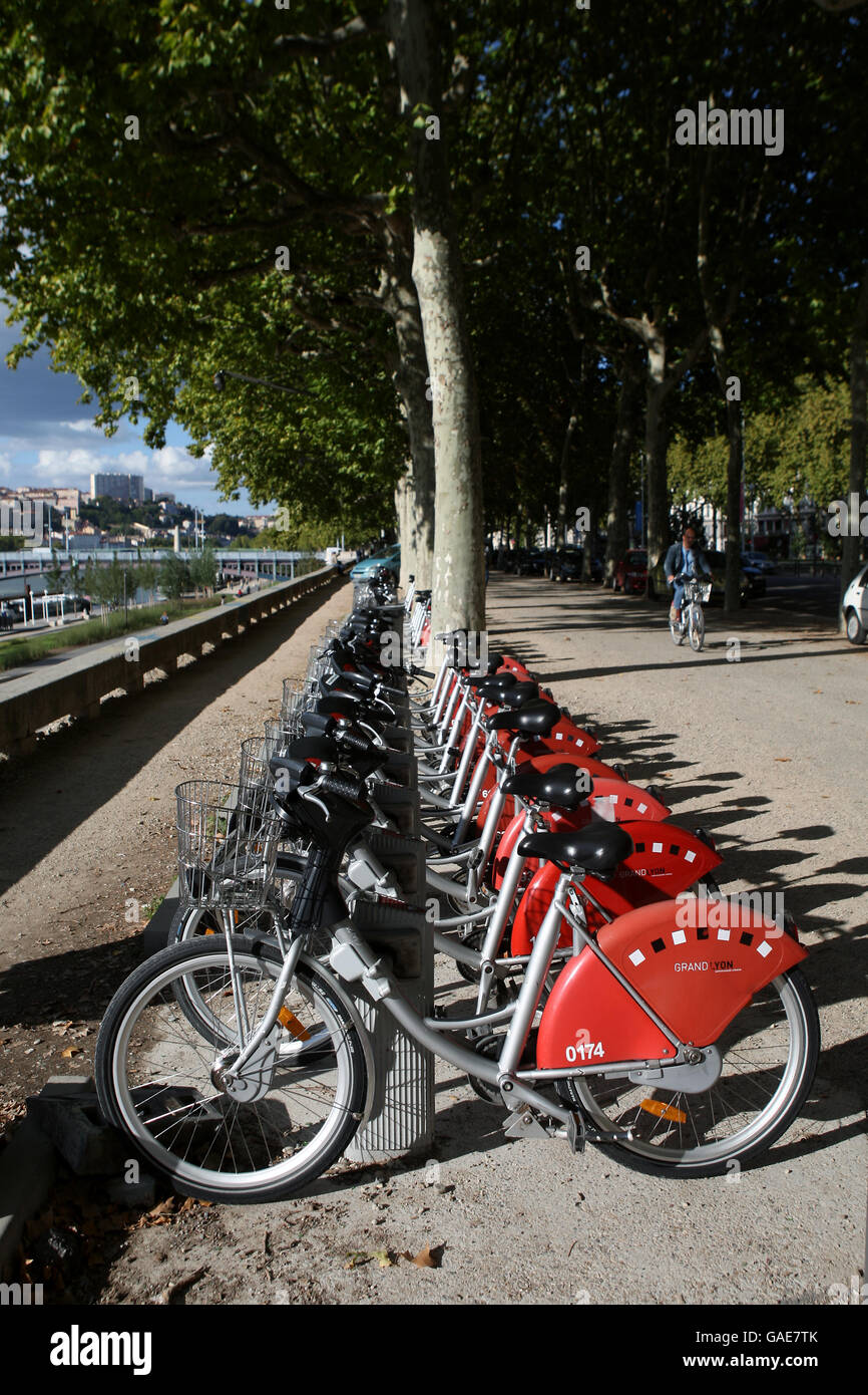 Stock de viajes de Francia. Una vista general de las bicicletas alineadas en Lyon Foto de stock