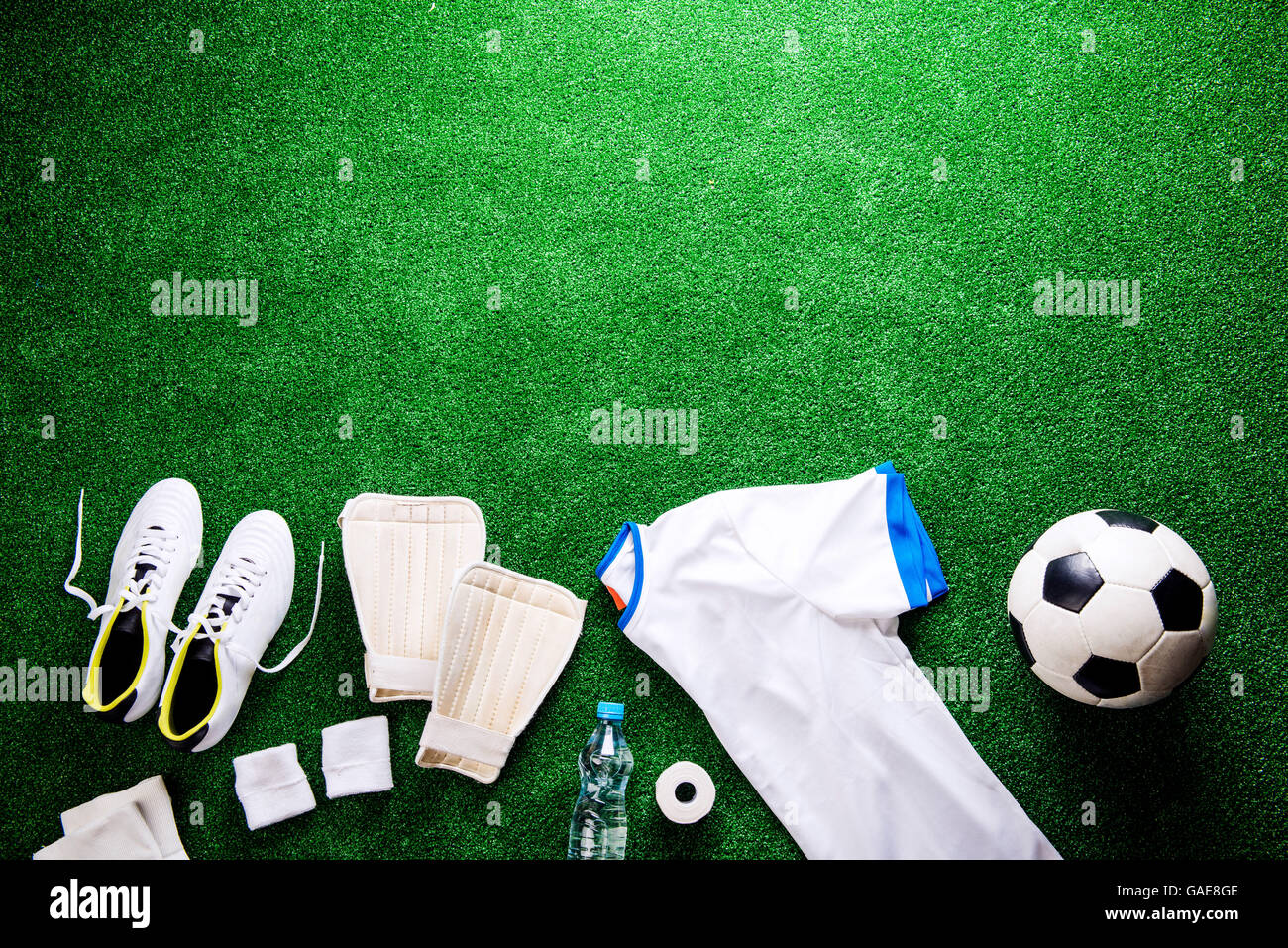 Balón de fútbol,los tacos y varias cosas de fútbol contra