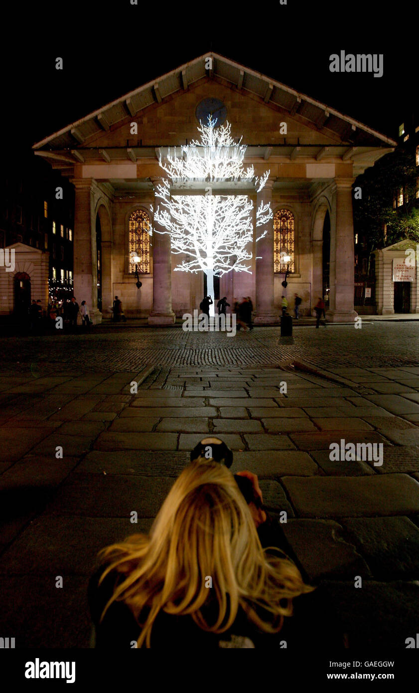 capitalismo Dependiente estimular Las luces de Navidad se encienden en Covent Garden, en el centro de Londres  Fotografía de stock - Alamy