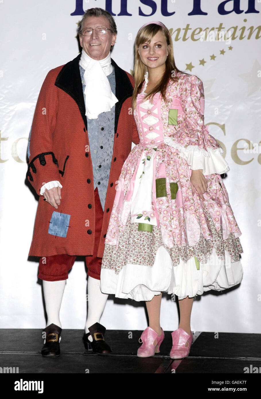 Johnny Briggs y Tina o'Brien durante un fotociclo para lanzar First Family Entertainment's, el lanzamiento nacional para las pantomimas de este año en el O2 Center en Finchley en Londres. Foto de stock