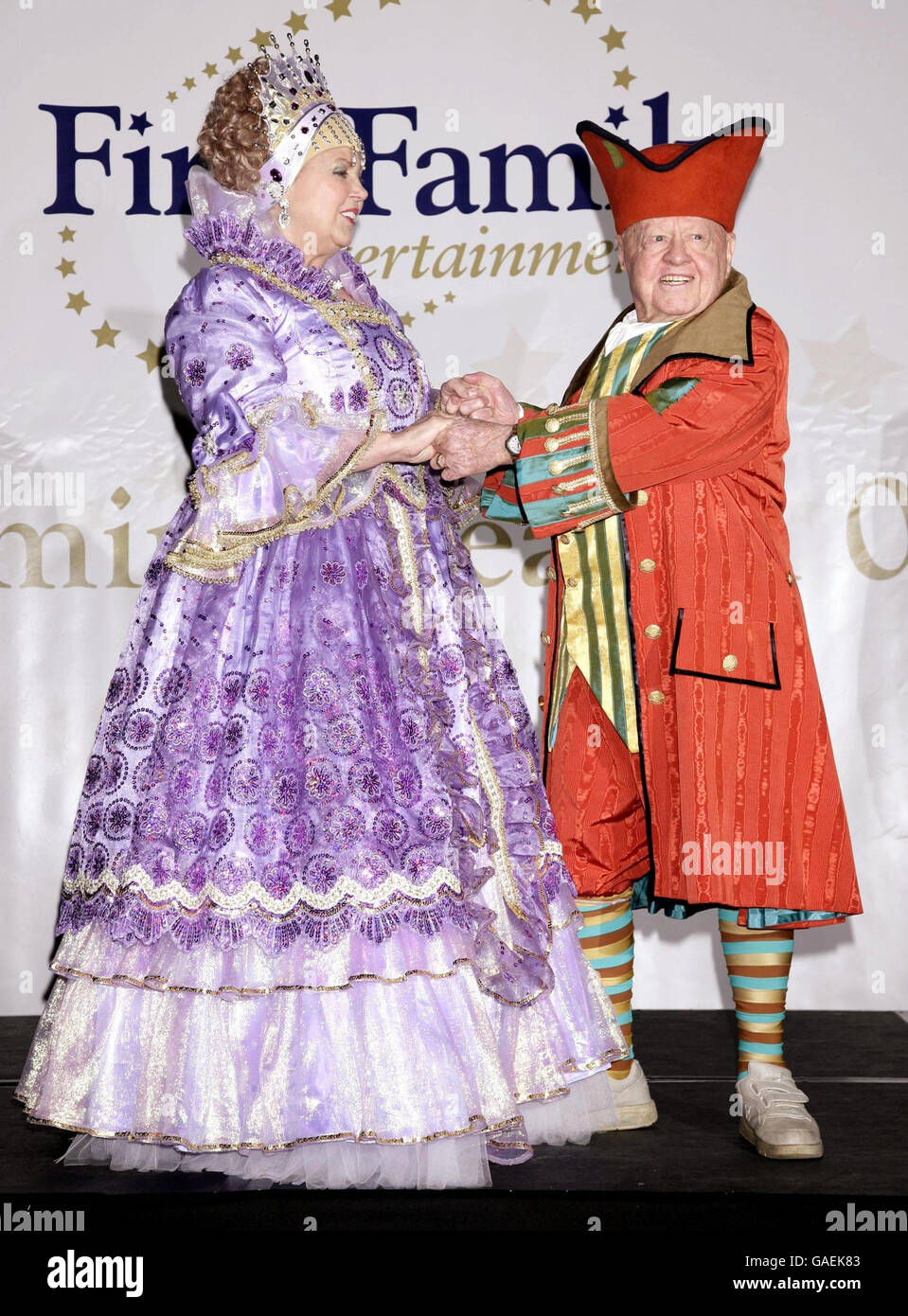 Cenicienta proyectó a Mickey Rooney, como Barón Hardup (derecha), y a su esposa Jan como la Fairy Godmother durante una foto para lanzar First Family Entertainment's, el Lanzamiento Nacional para los pantomimes de este año en el O2 Centre en Finchley en Londres. Foto de stock