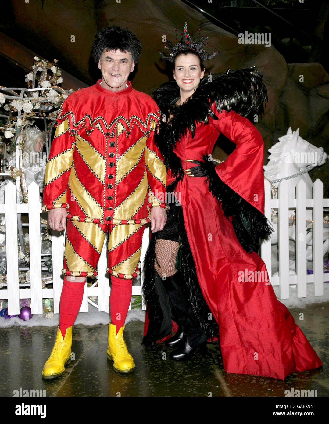 Gavin Mitchell y Dawn Steele durante una fotocall para lanzar First Family Entertainment's, el lanzamiento nacional de los pantomimes de este año en el O2 Centre en Finchley en Londres. Foto de stock