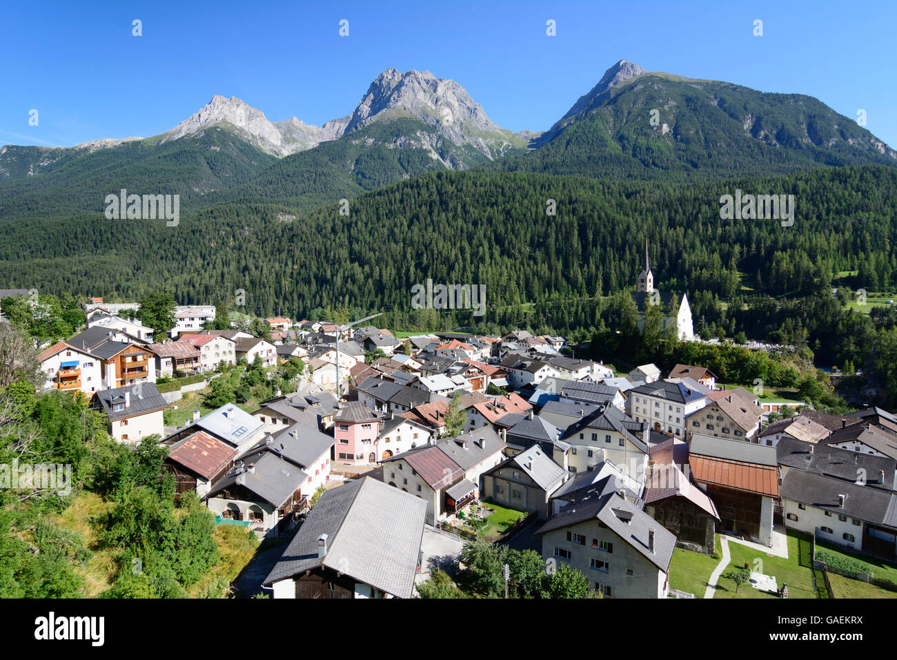 Scuol (Schuls) Vista de Scuol Scuol ( ) , del valle del Inn y el Piz Lischana Suiza Graubünden, Grisones Unterengadin, bajar Foto de stock