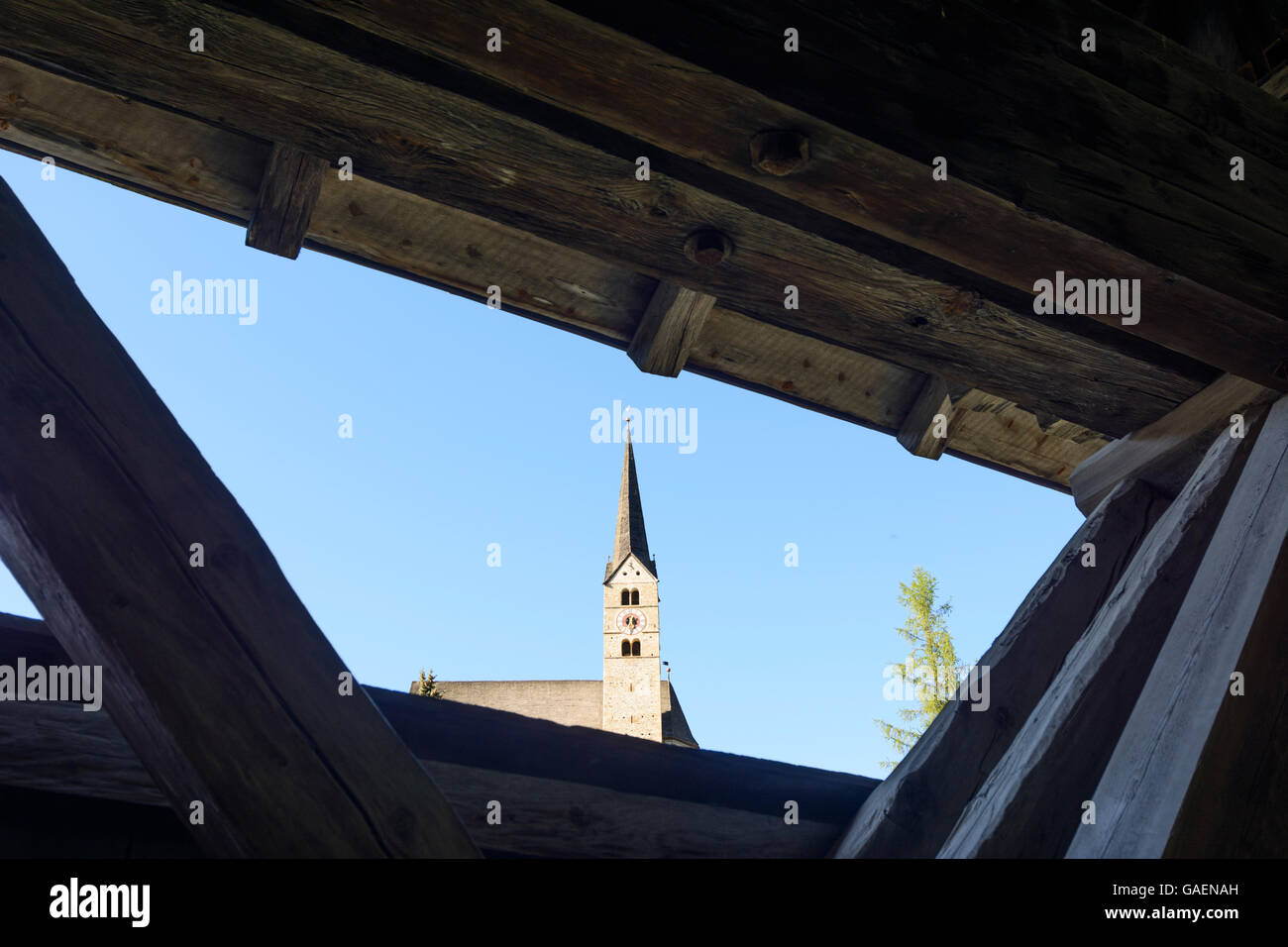 Scuol (Schuls) abriendo la cubierta en el puente de madera sobre la posada y la Iglesia reformada suiza Graubünden, Grisones Unterengadi Foto de stock