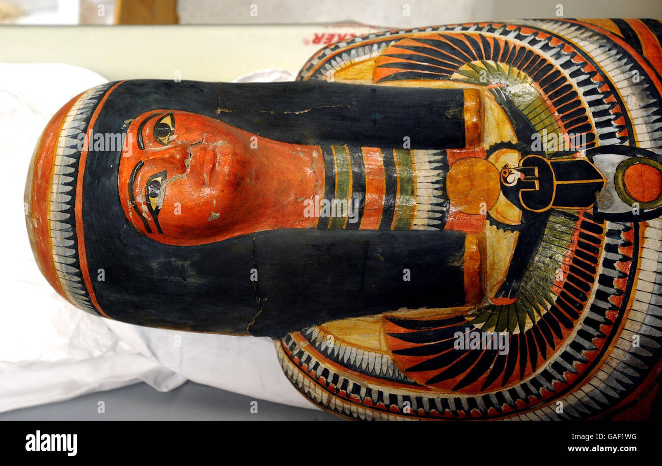 Una momia egipcia de 3,000 años se prepara para pasar por un escáner para ver lo que hay dentro en el University College Hospital en el centro de Londres. Foto de stock