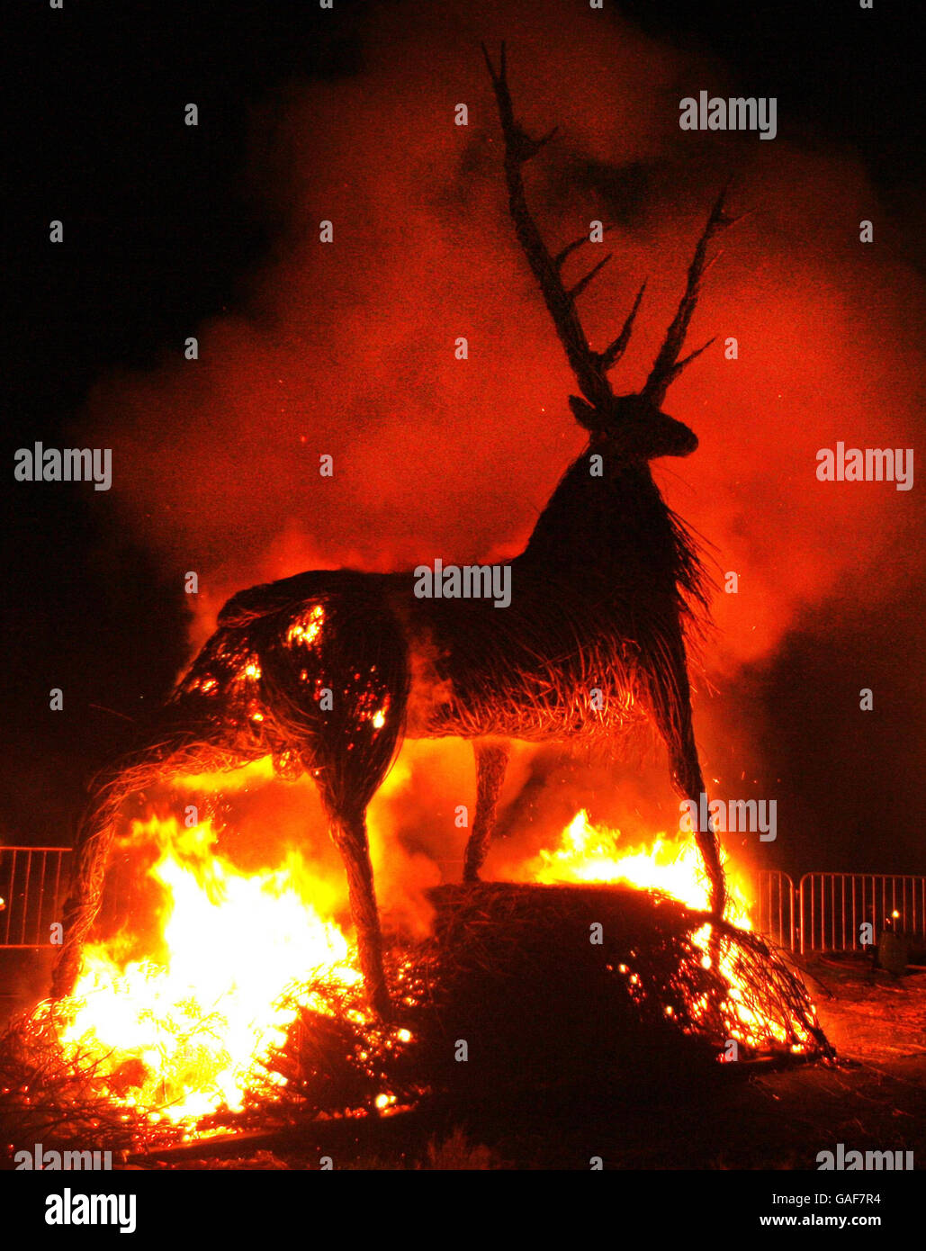 Una efigie de ciervo escocés arde en la "Procesión de la antorcha", parte de las celebraciones del Hogmanay de Edimburgo. Foto de stock