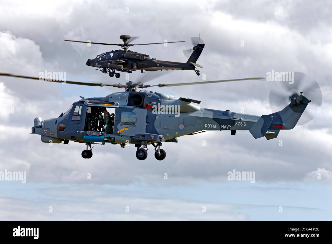 Un AgustaWestland Wildcat HMA2 (ZZ515) y los helicópteros Apache AH1 a los RNAS Yeovilton Día Aéreo Internacional 2015, Somerset, Reino Unido. Foto de stock