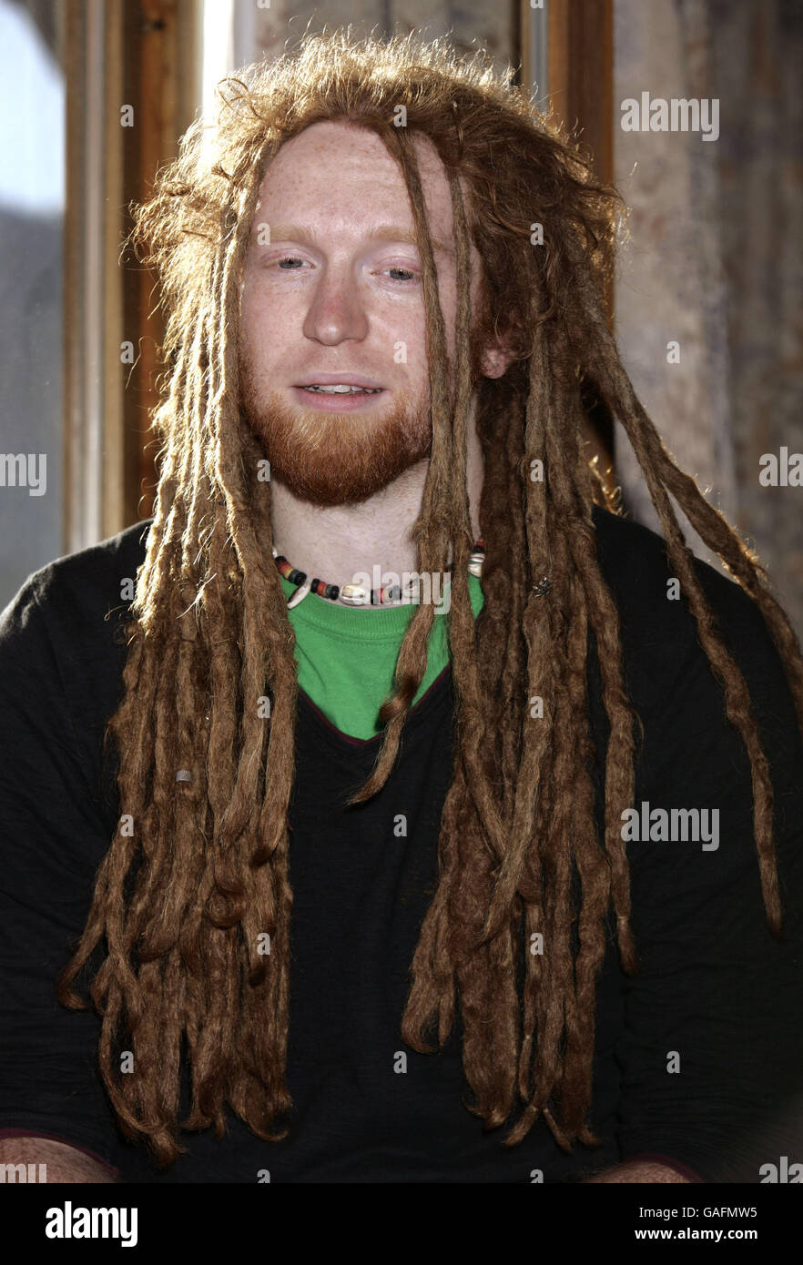 El Cantautor Newton Faulkner Despues De Realizar Una Sesion De Radio Virgen En Un Globo Aerostatico De Miles De Pies Sobre Los Alpes Suizos Cerca De Gruyere Suiza Fotografia De Stock