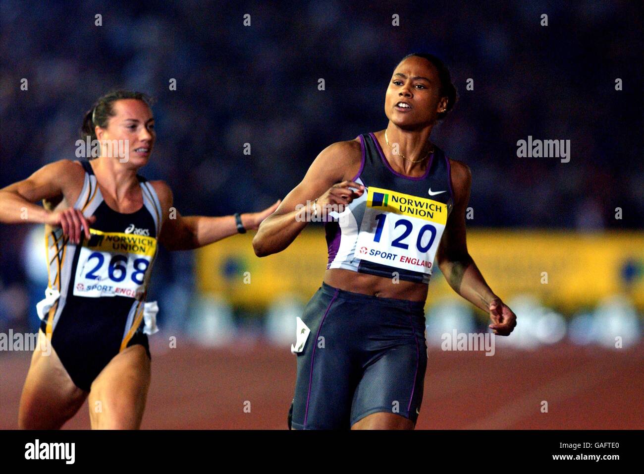 Marion Jones (120), de los Estados Unidos, gana los 100 metros por delante de ella Zhanna Pintusevich-Block, rival principal de Ucrania Foto de stock