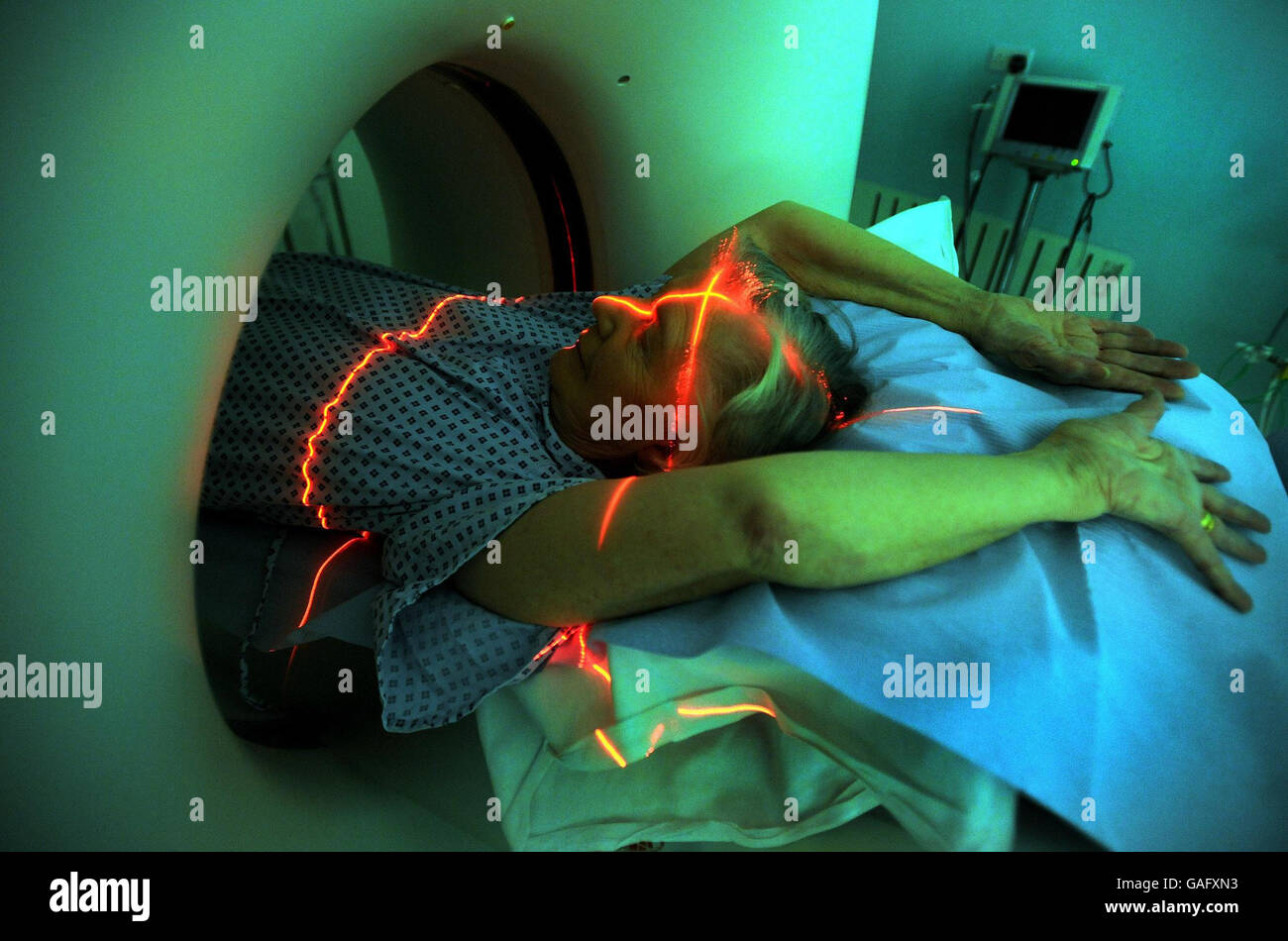 La imagen de un paciente femenino en el hospital y la salud se coloca a través de un escáner de TC (tomografía computarizada) que visualiza una sección transversal de todo el cuerpo, de la cabeza a los pies, para diagnosticar las afecciones médicas, en el University College Hospital, en el centro de Londres. Foto de stock